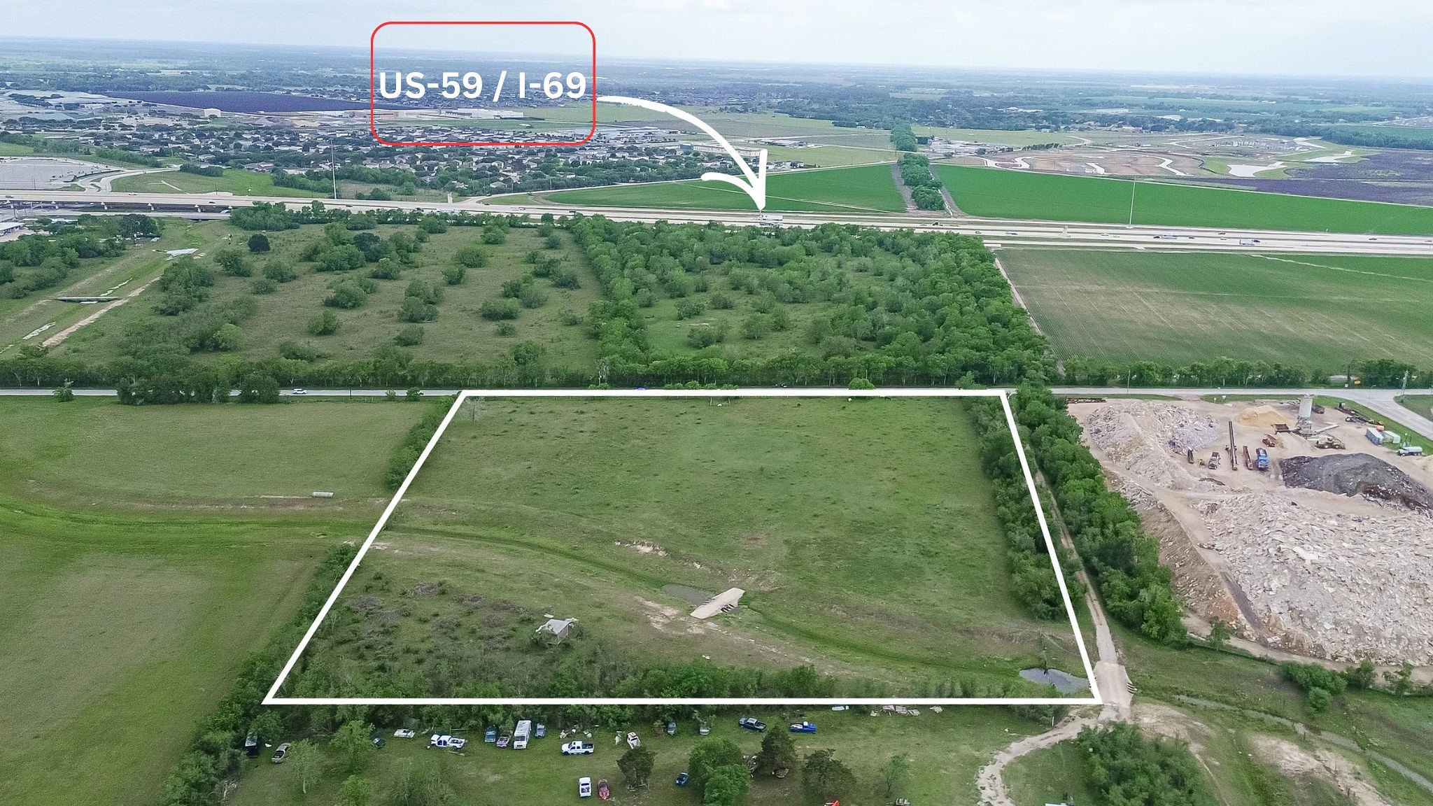 a view of a tennis court