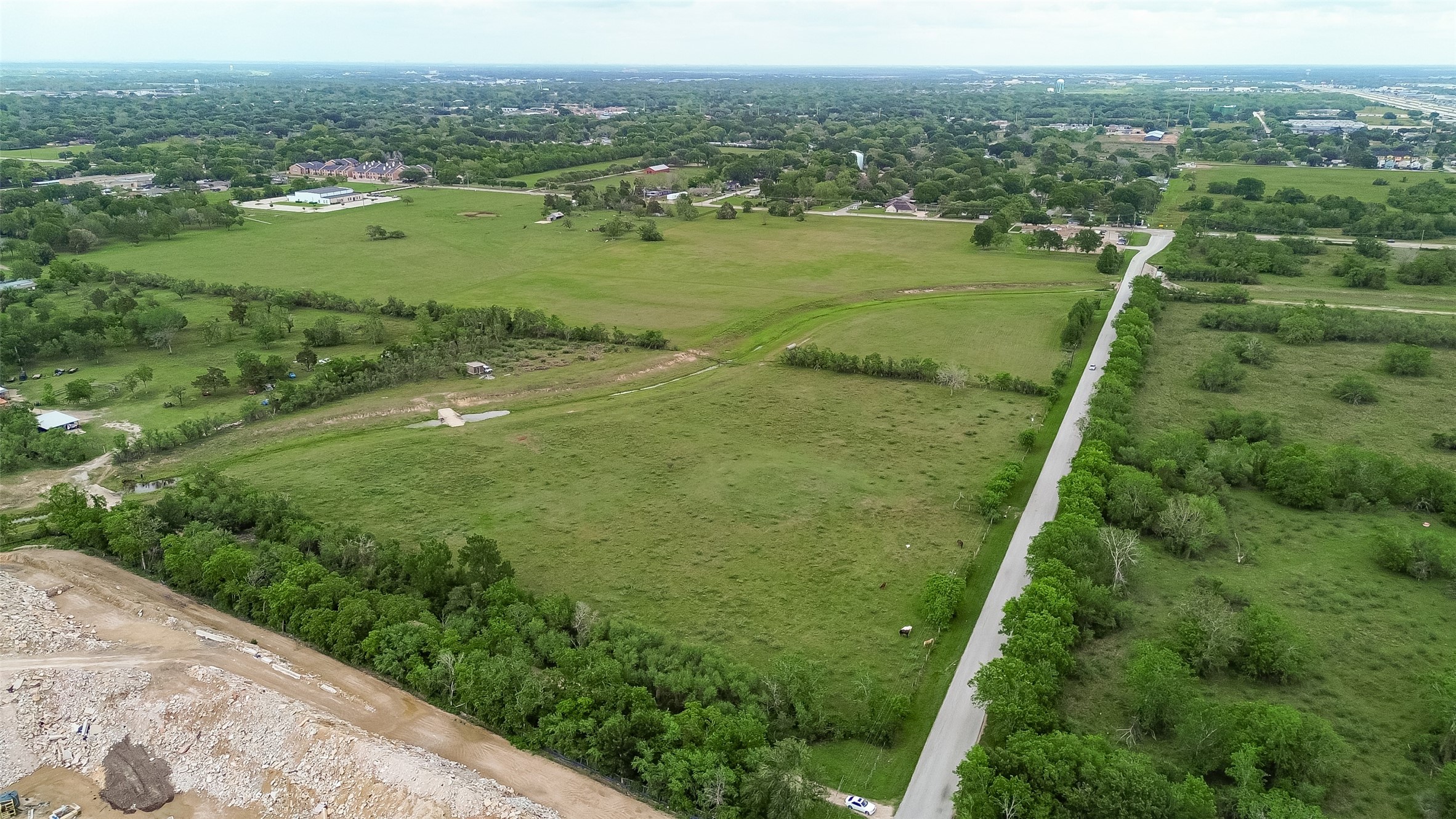 0 Klauke Road Rosenberg, TX 77471 - Photo 7 of 9 a view of a grassy area with an ocean