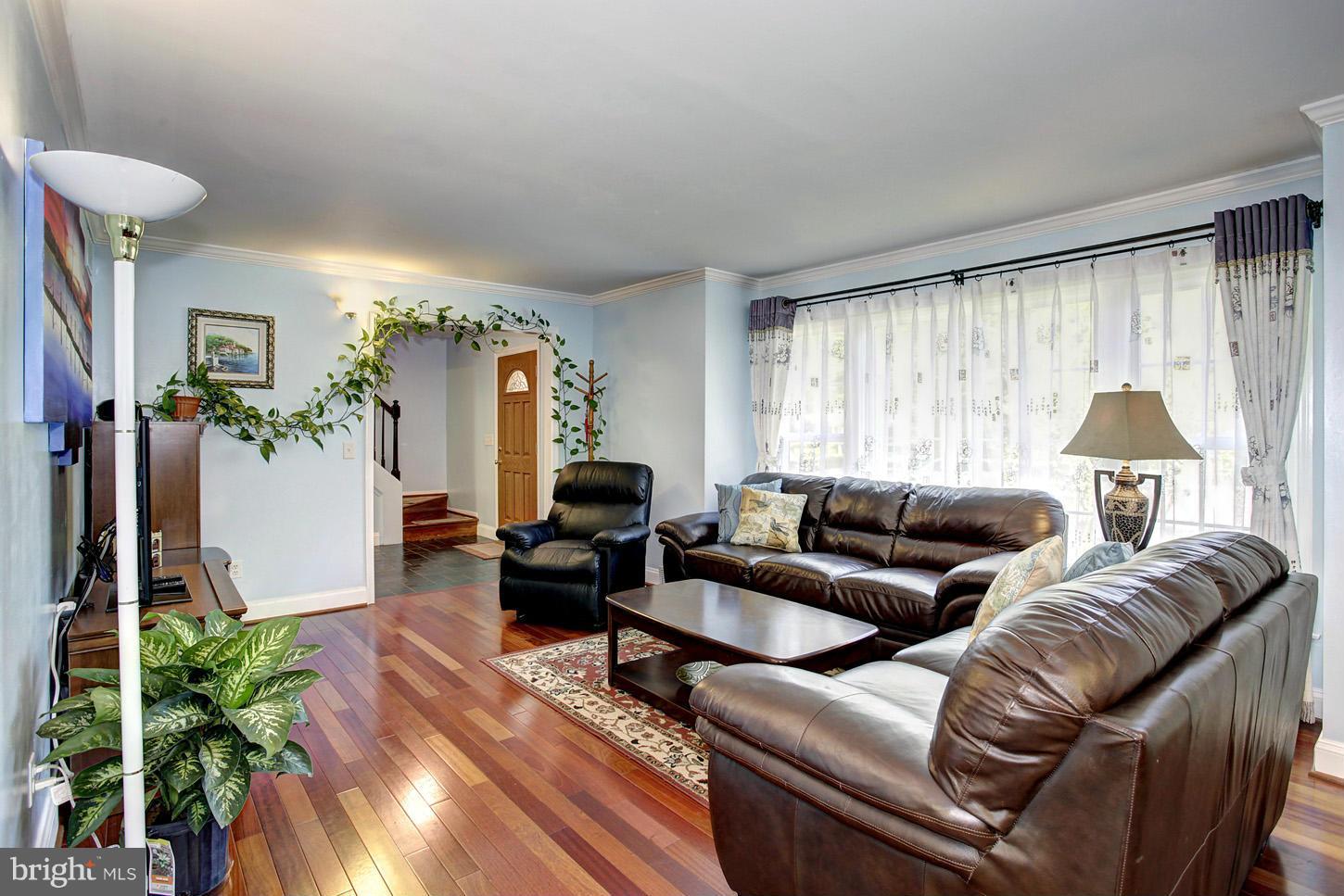 11010 Old Coach Road Potomac, MD 20854 - Photo 4 of 22 Living Room