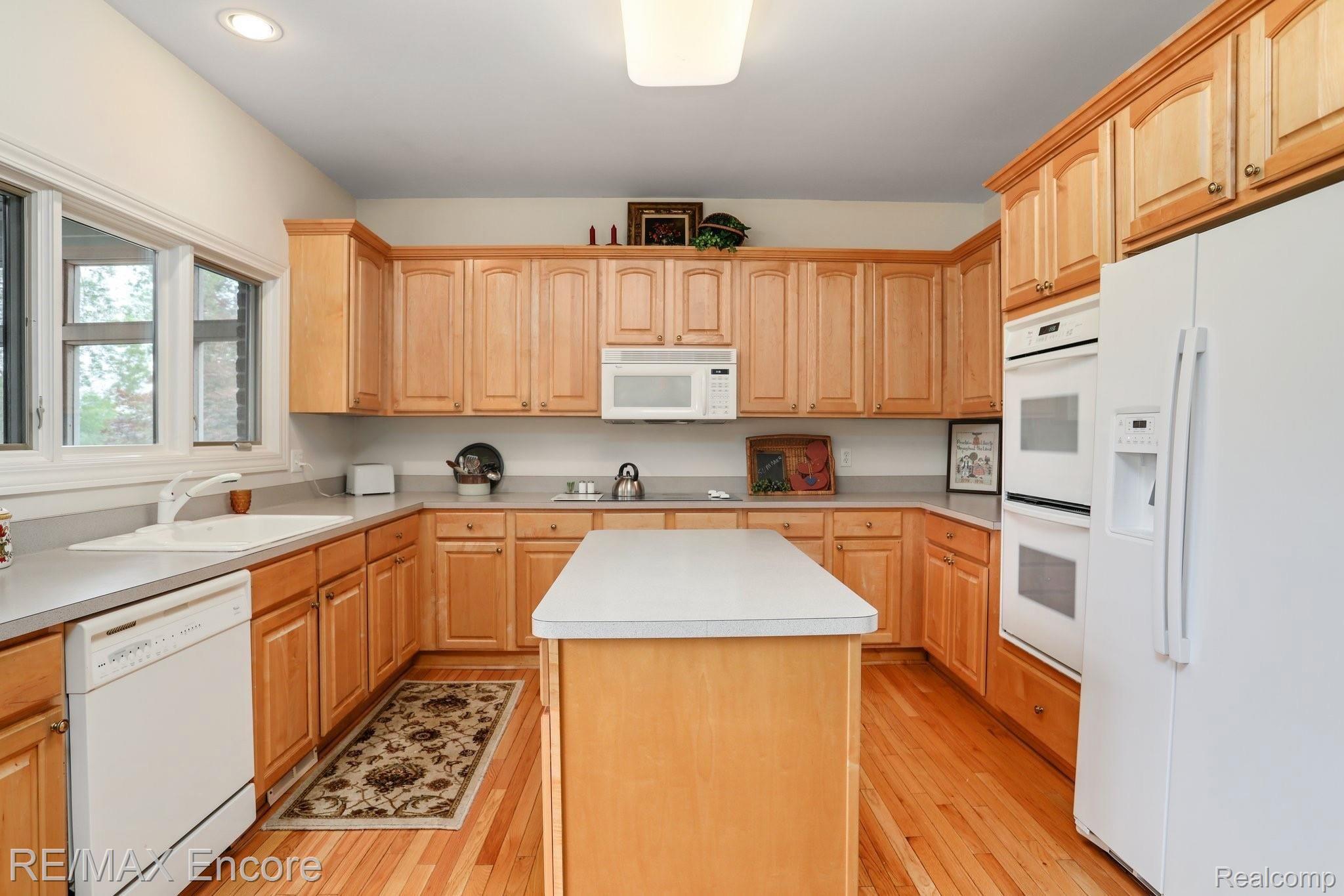 4659 Oakhurst Ridge Road Clarkston, MI 48348 - Photo 15 of 35 Spacious Kitchen