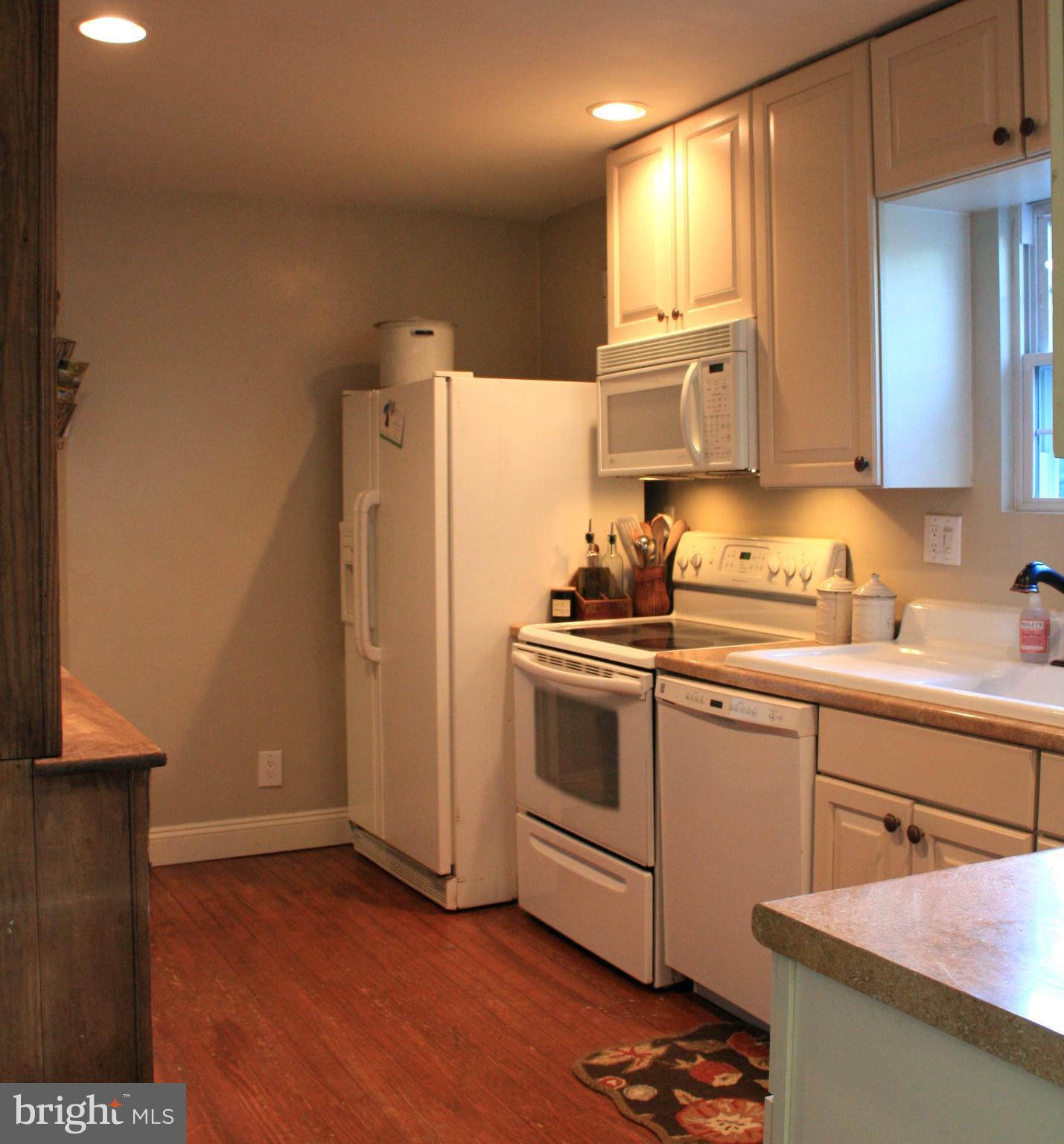 33 Belfast Road Lutherville-Timonium, MD 21093 - Photo 8 of 30 Lots of counter space in kitchen