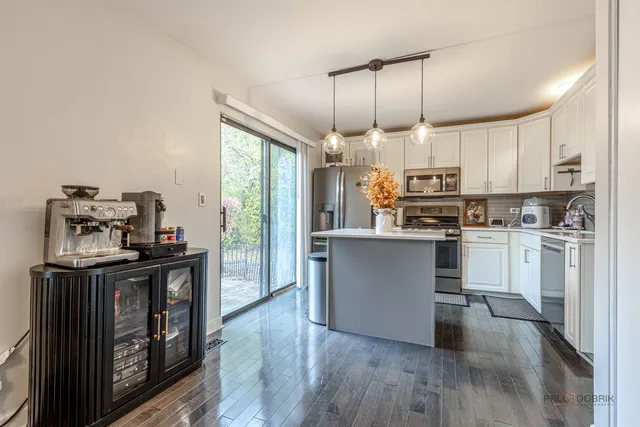 $374,900 | 367 Golfview Court, Bloomingdale, IL 60108