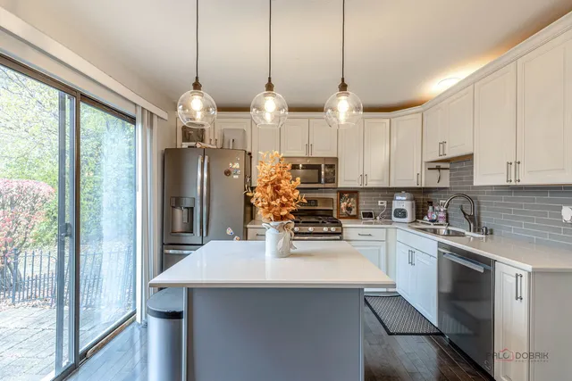 $374,900 | 367 Golfview Court, Bloomingdale, IL 60108