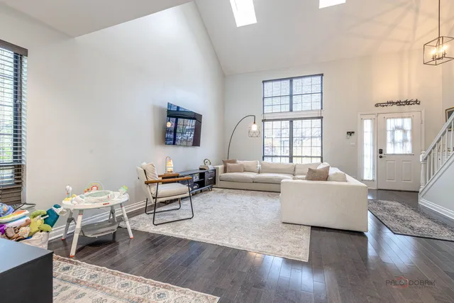 $374,900 | 367 Golfview Court, Bloomingdale, IL 60108