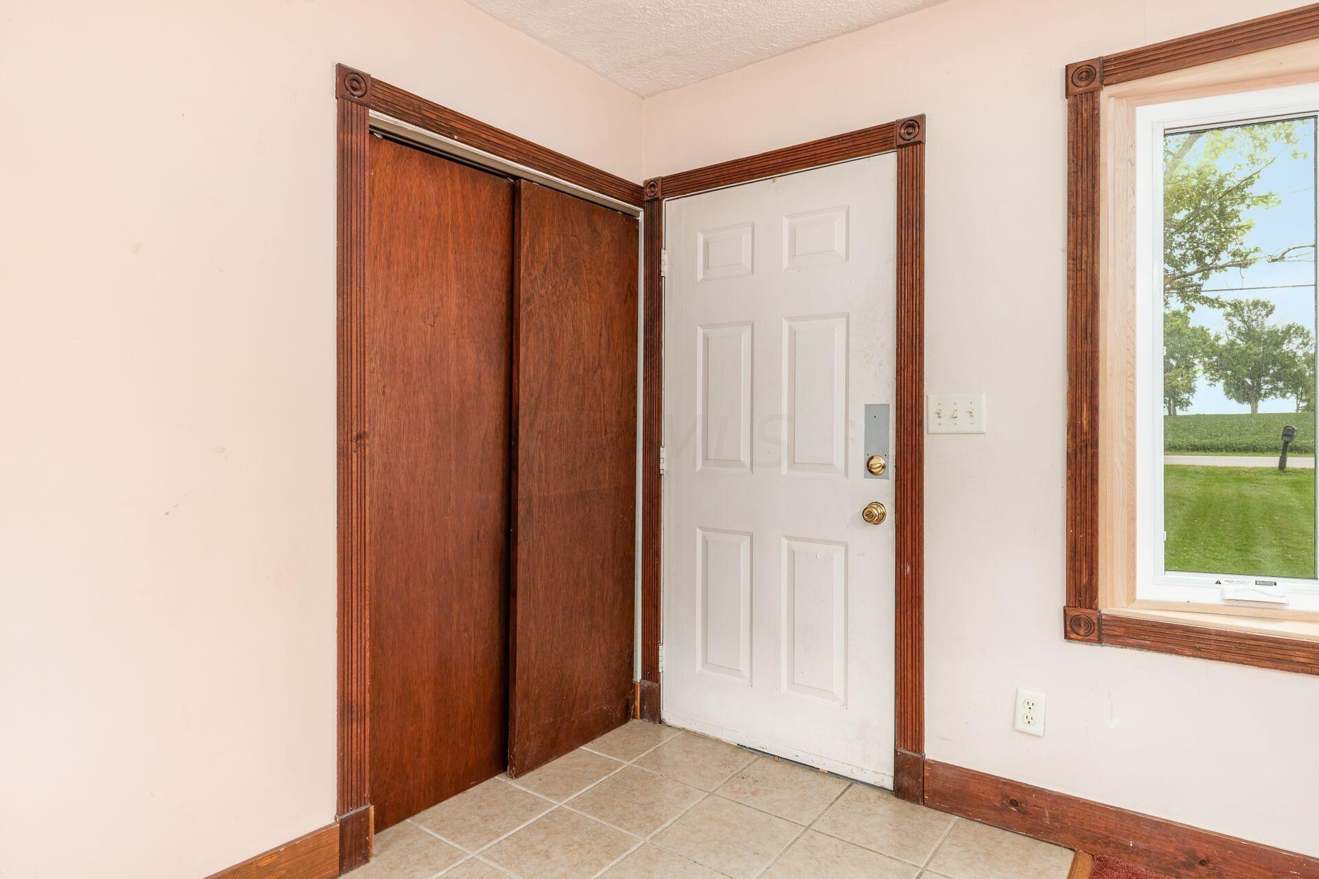 264 Morral-Kirkpatrick Road Marion, OH 43302 - Photo 3 of 37 Entry with coat closet.