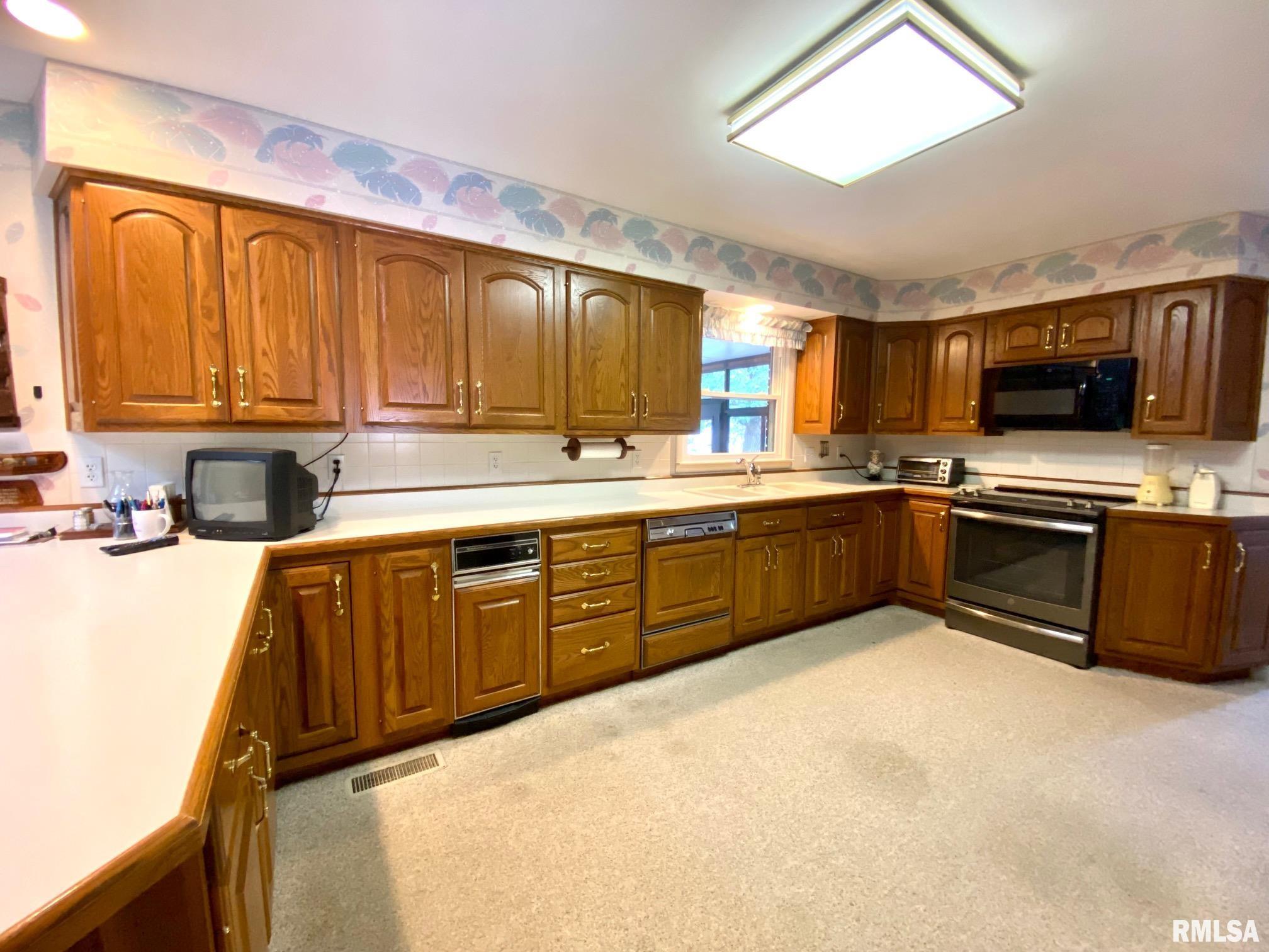 203 North Oak Street Ina, IL 62846 - Photo 6 of 29