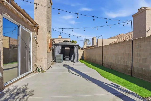 a view of a backyard