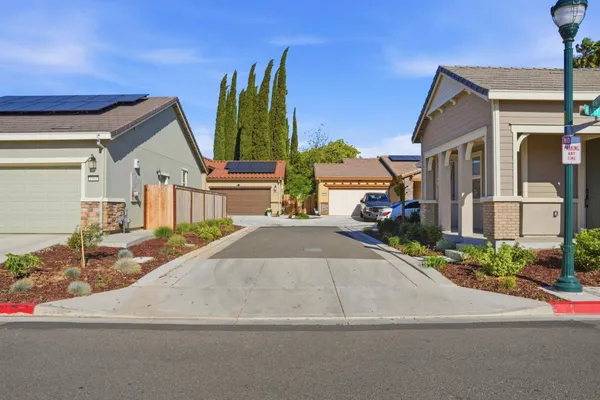 $519,999 | 1957 Apiary Way, Hughson, CA 95326