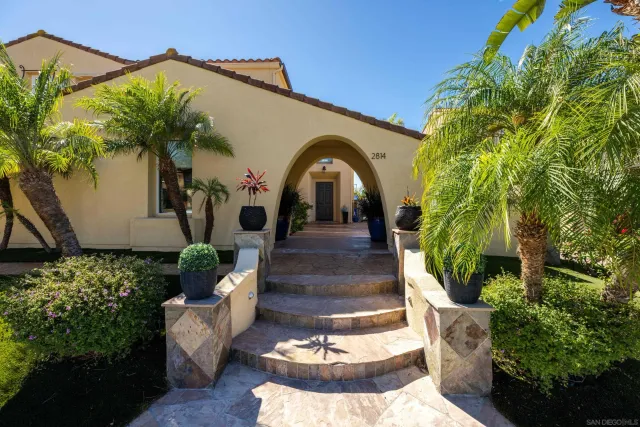 a view of a yard in front of house