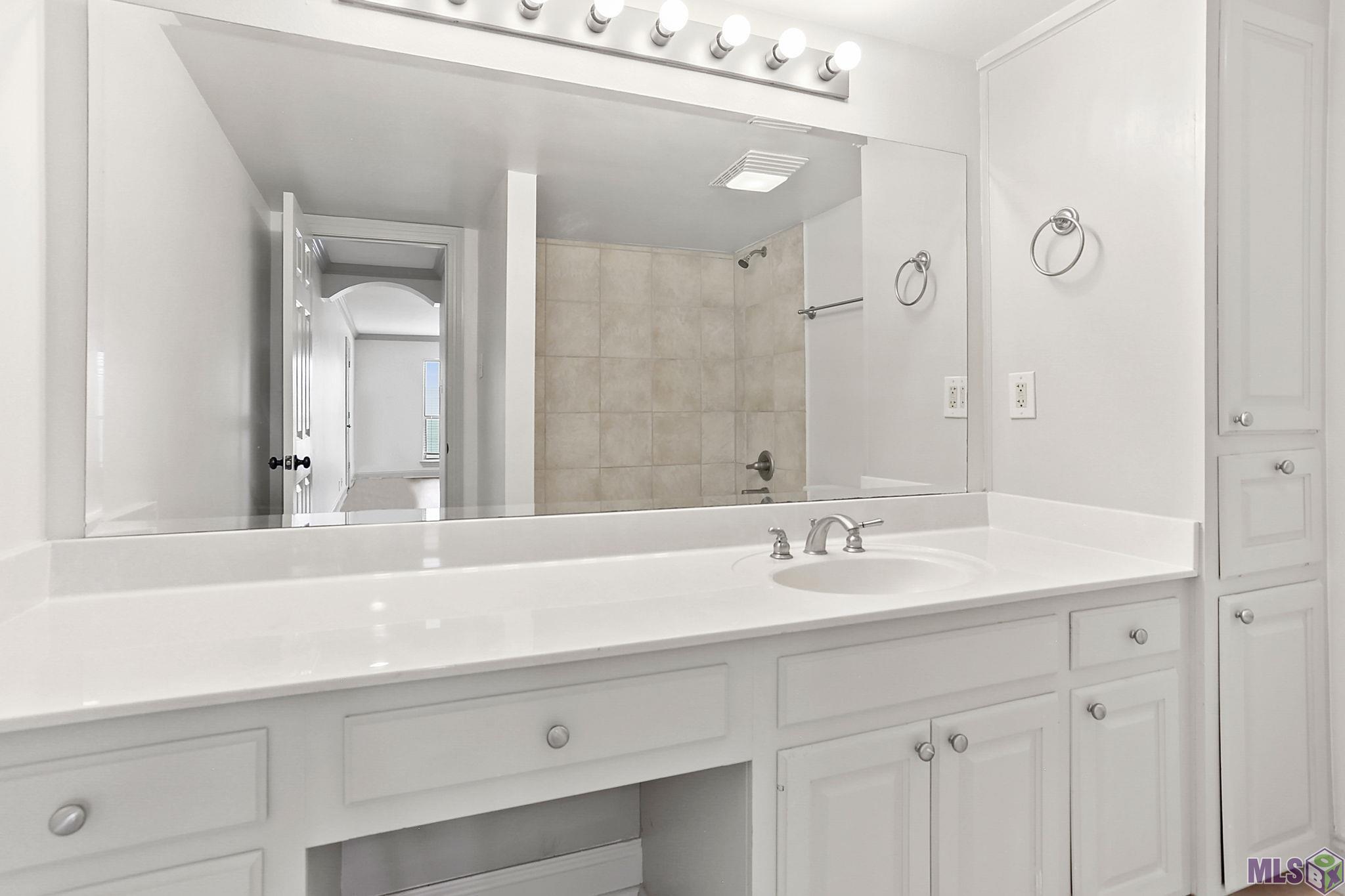 2045 North 3rd Street, Unit 404 Baton Rouge, LA 70802 - Photo 11 of 19 Master Bath