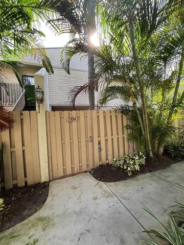 $2,000 | 616 Executive Center Drive, West Palm Beach, FL 33401