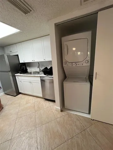 $2,000 | 616 Executive Center Drive, West Palm Beach, FL 33401