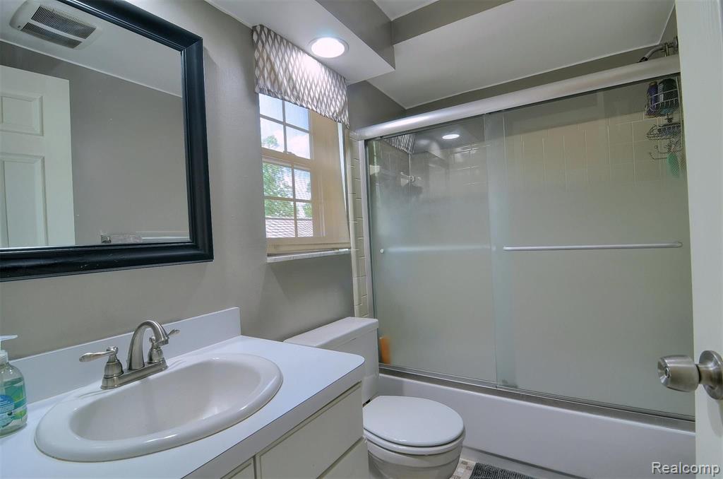 1986 Pondview Court Rochester Hills, MI 48309 - Photo 27 of 37