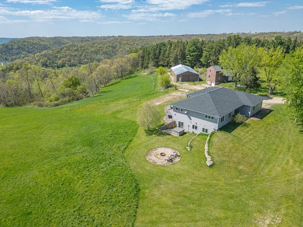 $1,350,000 | S3565 Rooster Ridge Lane, Fountain City, WI 54629