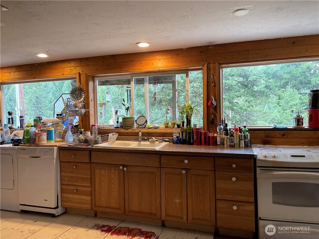57 Slippery Hill Lane Republic, WA 99166 - Photo 6 of 32 a kitchen with lots of counter top space