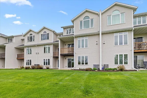 $324,900 | 769 Green Bay Drive, Unit 5, Mayville, WI 53050