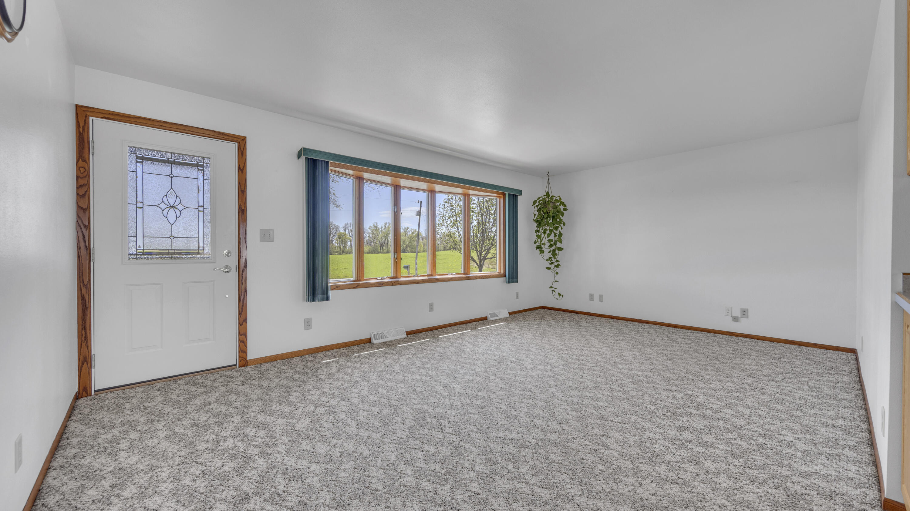 W2184 Rowe Road Herman, WI 53083 - Photo 10 of 40 Living Room