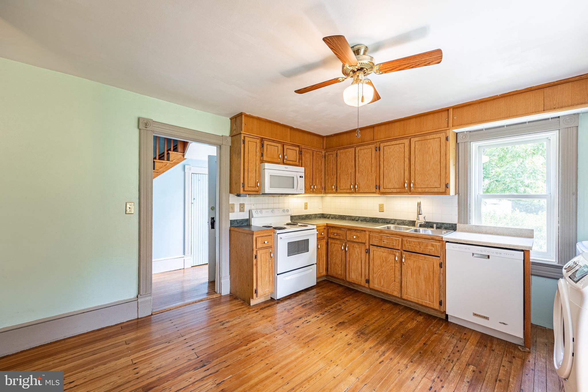 24060 New Mountain Road Aldie, VA 20105 - Photo 13 of 57 Heart Pine hardwood floors throughout