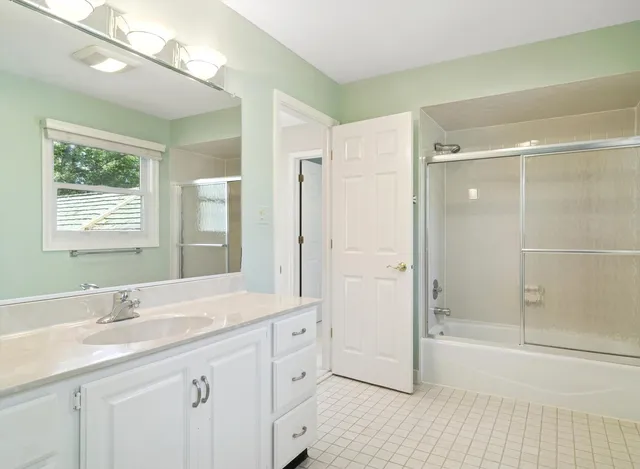 $995,000 | 205 Bradford Court, Lake Bluff, IL 60044