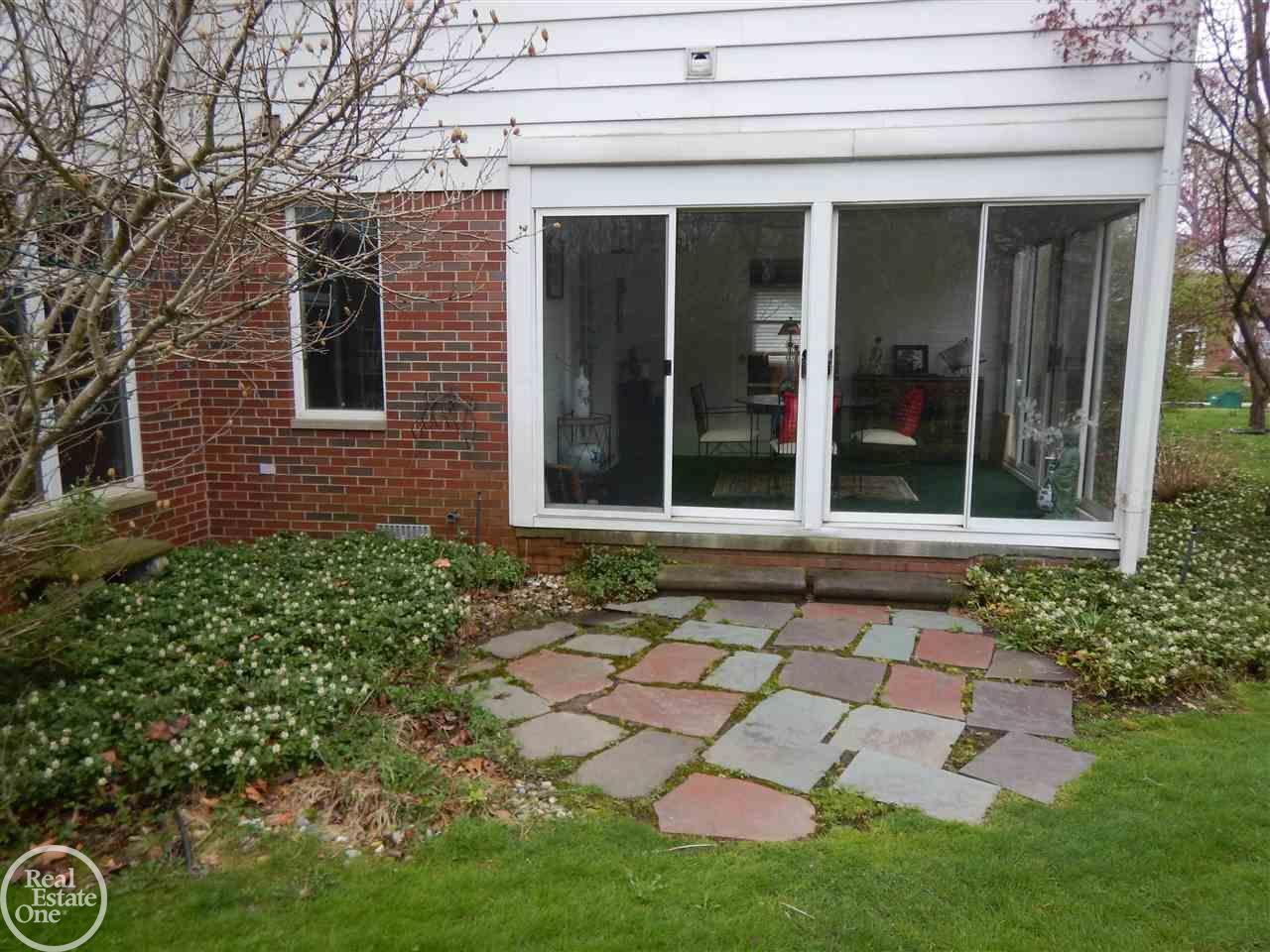 1008 Bedford Road Grosse Pointe, MI 48230 - Photo 38 of 47 31318447-37.JPG
