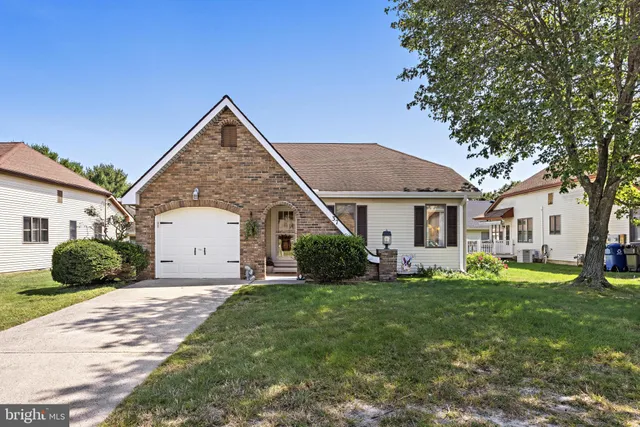 a view of a yard in front of a house