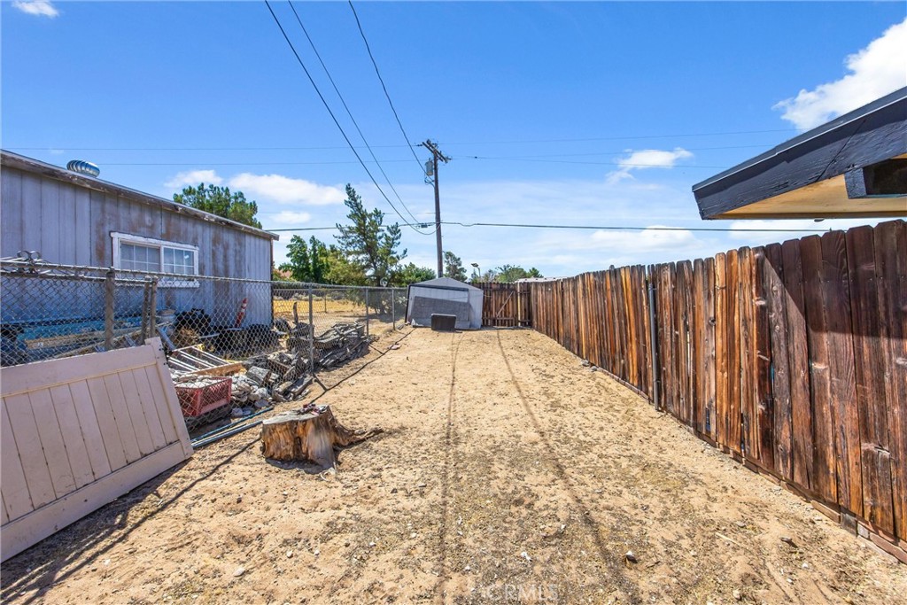 19185 Shoshonee Road Apple Valley, CA 92307 - Photo 37 of 43 Behind the pool area