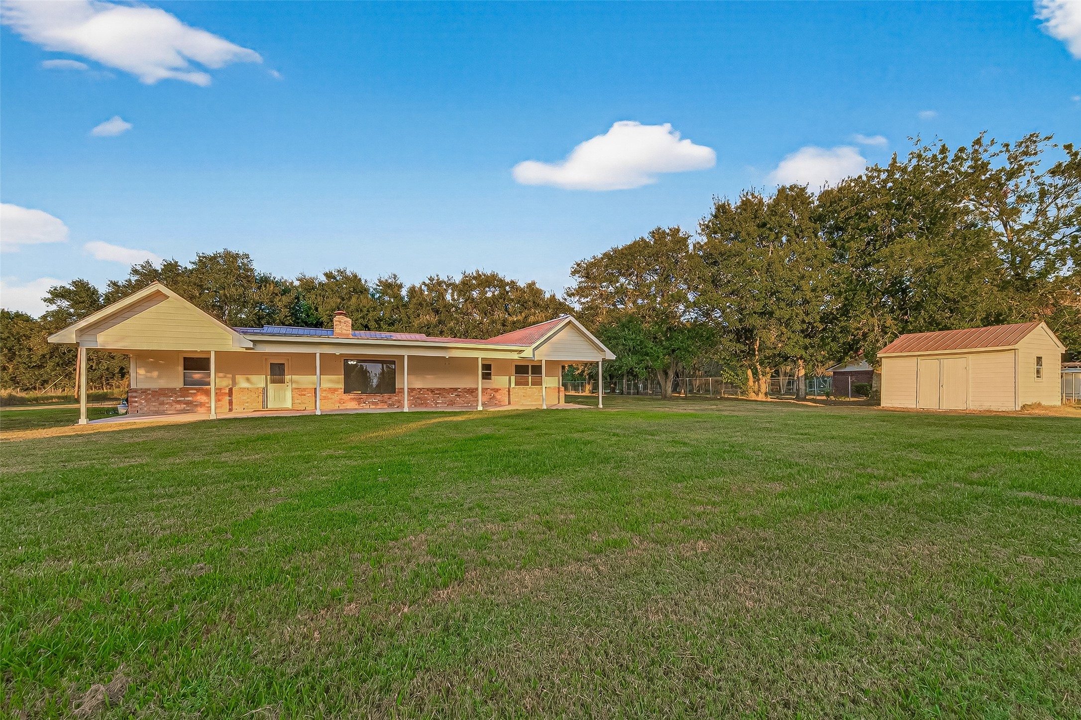 3122 Kueck Road Rosenberg, TX 77471 - Photo 18 of 25 a front view of a house with a garden