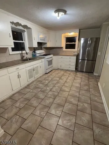 $3,500 | 610 Lindegar Street, Linden, NJ 07036