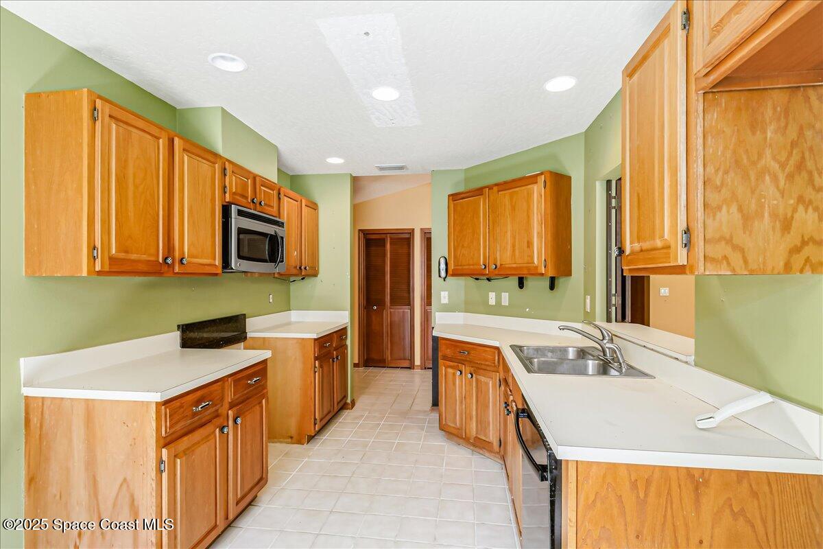 883 Ridge Lake Drive Melbourne, FL 32940 - Photo 10 of 27 Oak cabinets