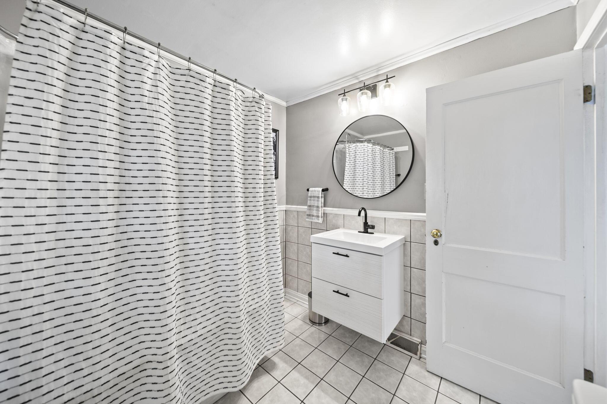 395 Brevoort Road Columbus, OH 43214 - Photo 26 of 64 Entry-Level Full Bath