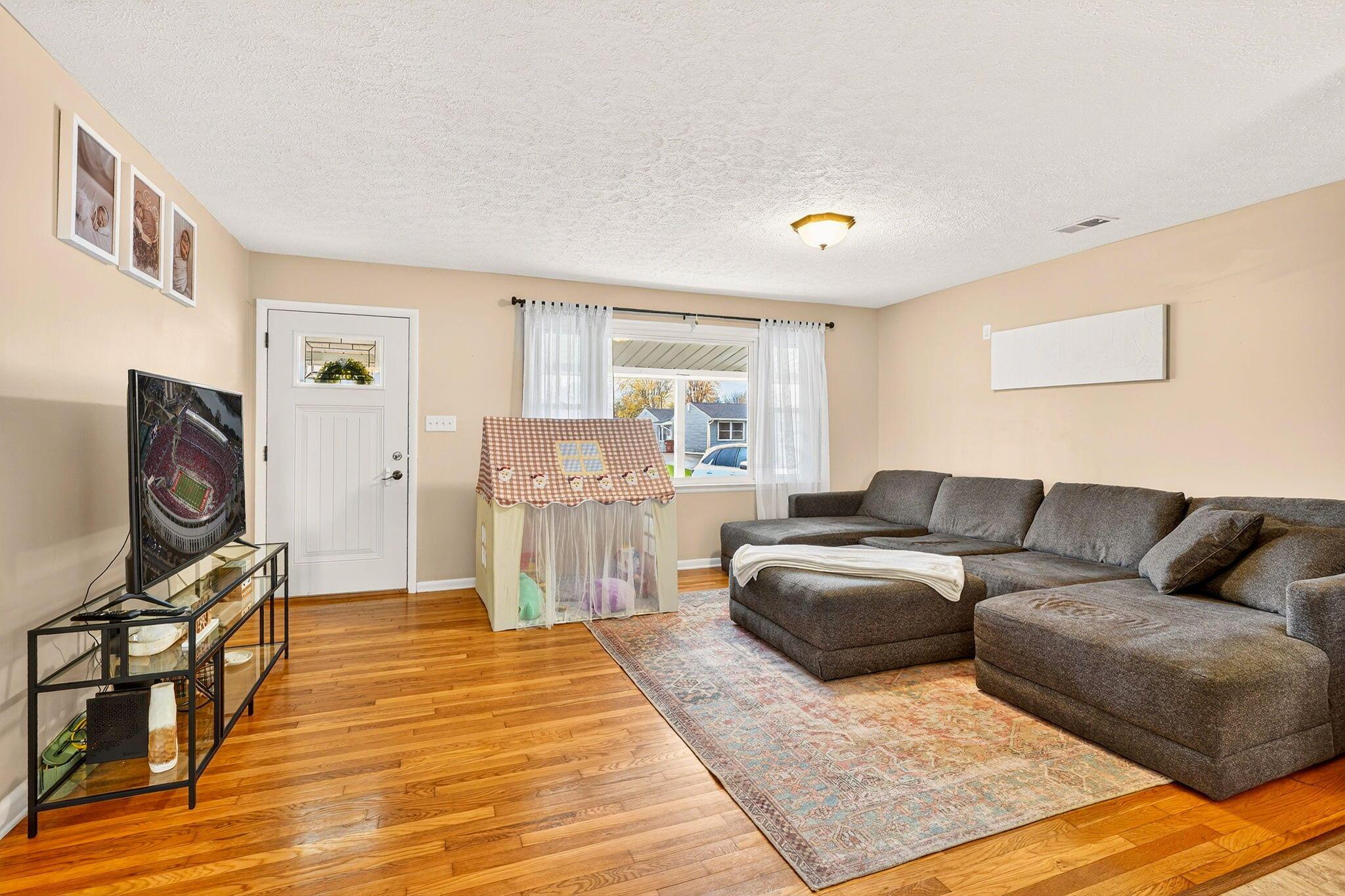 270 Edwards Road Circleville, OH 43113 - Photo 7 of 44 Living Room