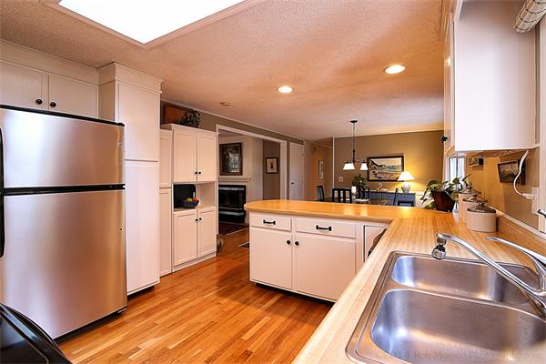 14 Boxford Road Topsfield, MA 01983 - Photo 4 of 30