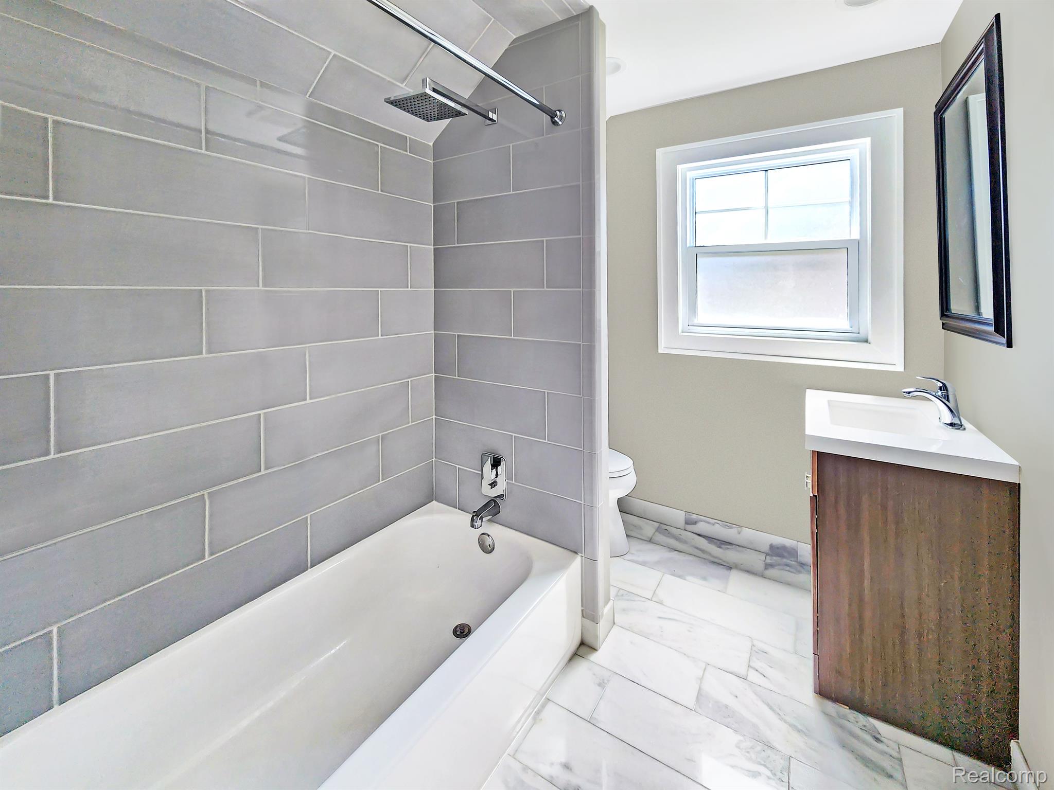 167 Cherokee Road Pontiac, MI 48341 - Photo 24 of 35 Upstairs Main Bathroom