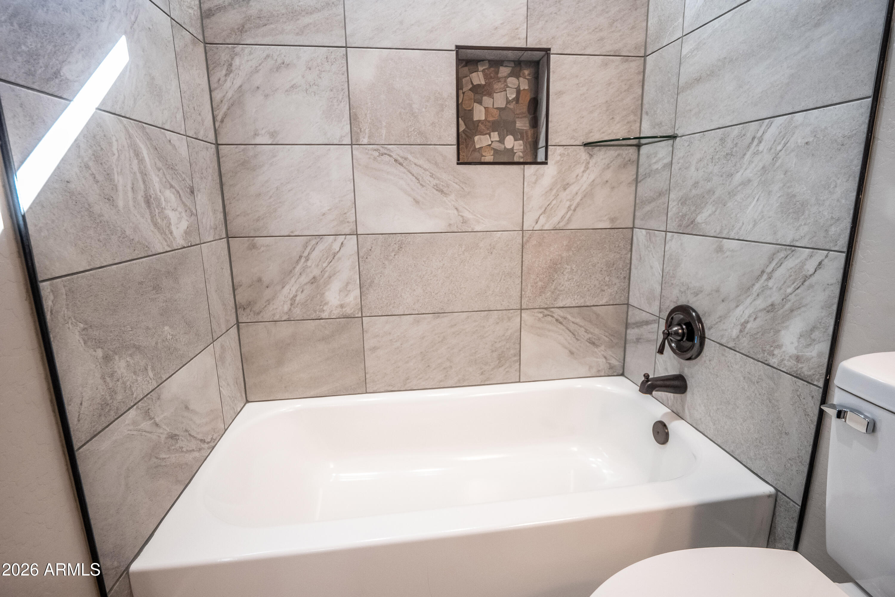 2021 East Rimstone Drive Show Low, AZ 85901 - Photo 33 of 38 a bathroom with a bathtub