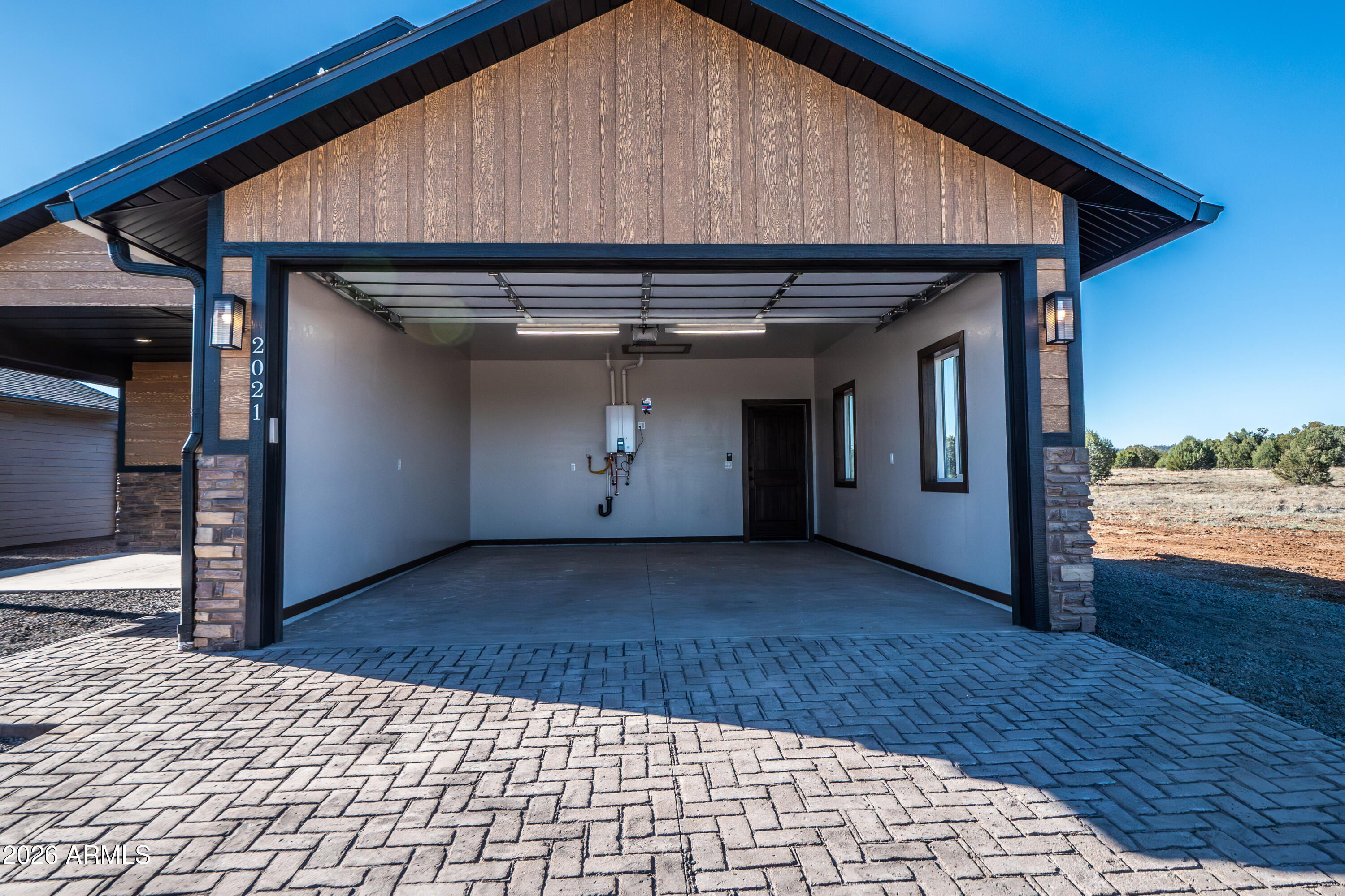 2021 East Rimstone Drive Show Low, AZ 85901 - Photo 4 of 38 garage