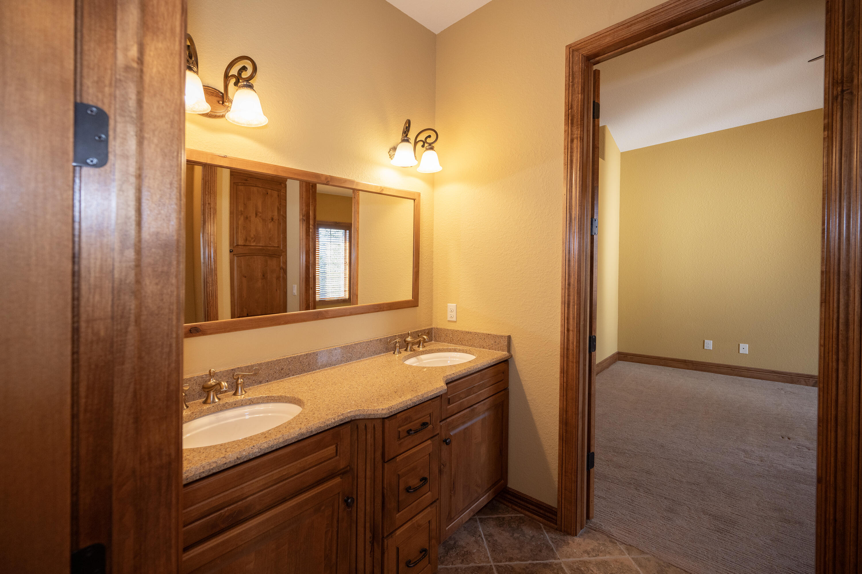 1512 West County Line Road Mequon, WI 53092 - Photo 37 of 74 Shared bath_2