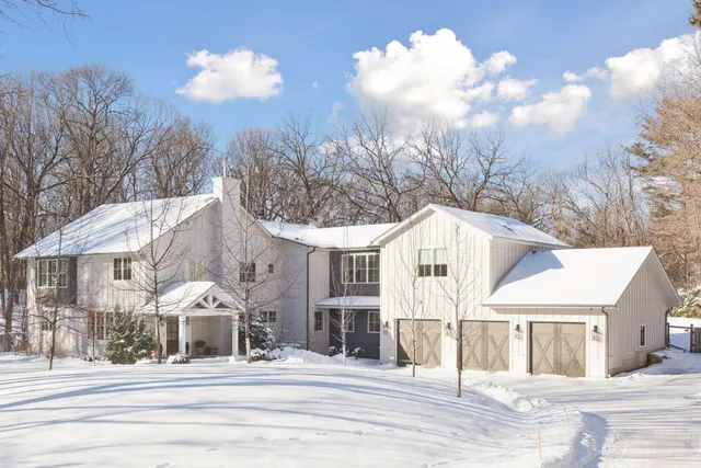 $2,700,000 | 19020 Minnetonka Boulevard, Deephaven, MN 55391