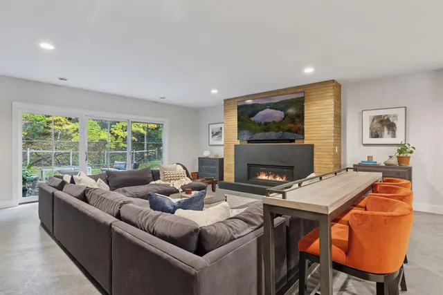 $2,700,000 | 19020 Minnetonka Boulevard, Deephaven, MN 55391