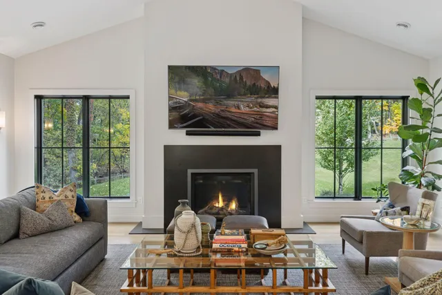 $2,700,000 | 19020 Minnetonka Boulevard, Deephaven, MN 55391