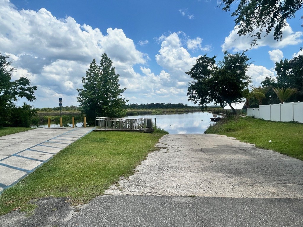 75095 Parrish Road Yulee, FL 32097 - Photo 5 of 8 a view of a garden with a fountain