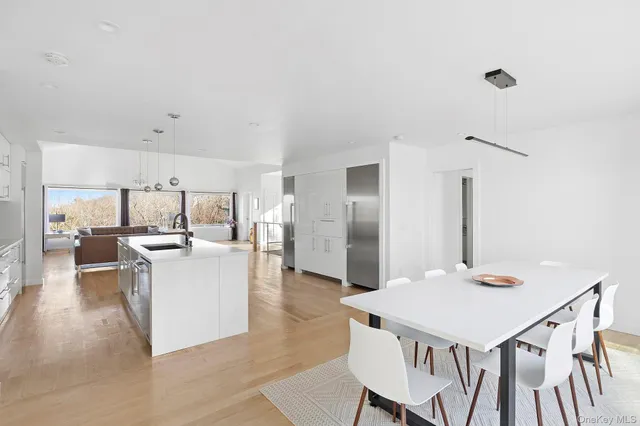 $3,595,000 | 33 Oyster Pond Lane, East Hampton, NY 11937