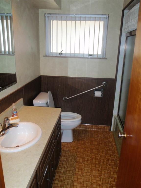 724 Golf Course Road Aliquippa, PA 15001 - Photo 14 of 25 FIRST FLOOR FULL BATH