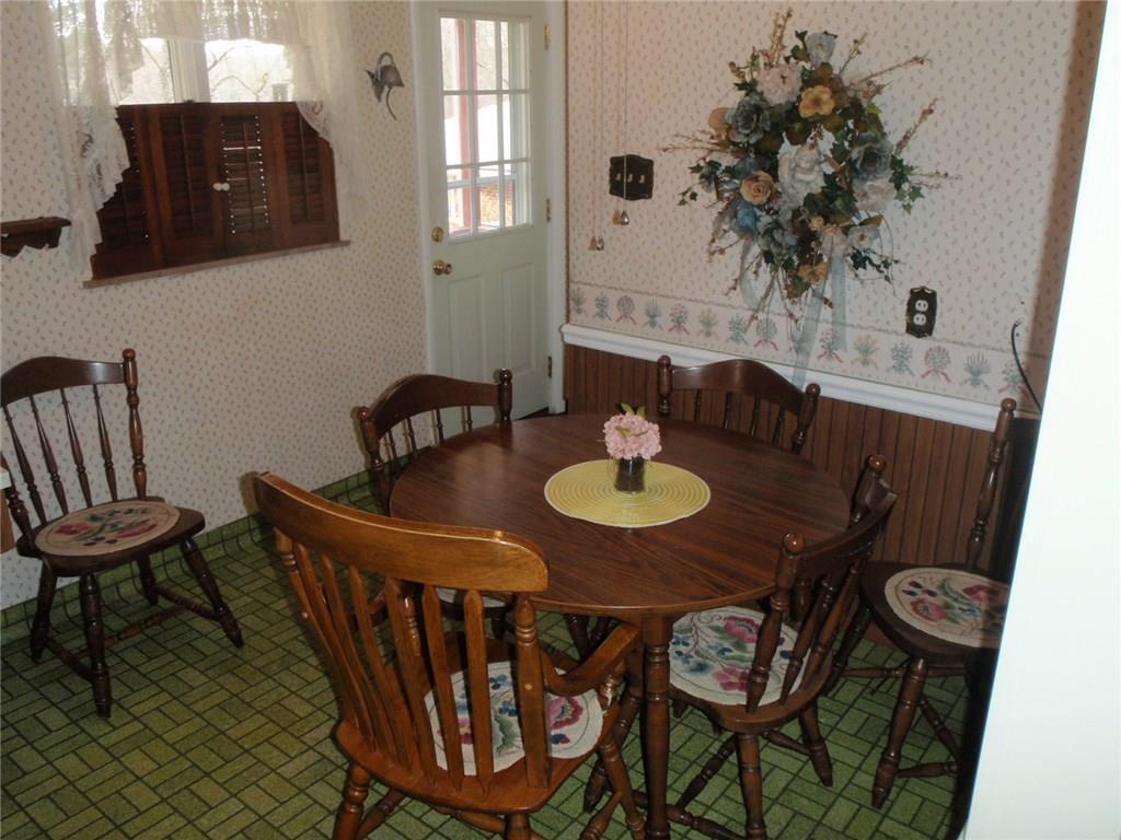 724 Golf Course Road Aliquippa, PA 15001 - Photo 3 of 25 DINING AREA, EAT IN KITCHEN COMBO...