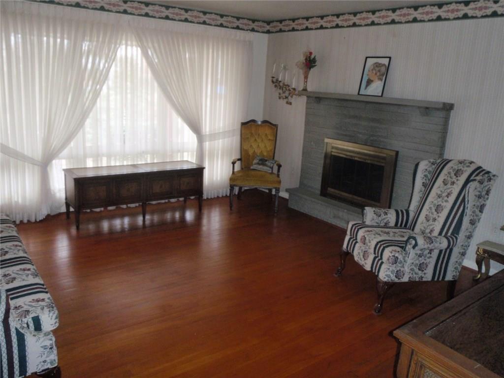 724 Golf Course Road Aliquippa, PA 15001 - Photo 8 of 25 FANTASTIC LIVING ROOM PICTURE WINDOW