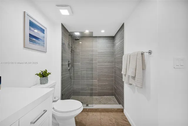 $869,000 | 1155 Brickell Bay Drive, Unit 2004, Miami, FL 33131