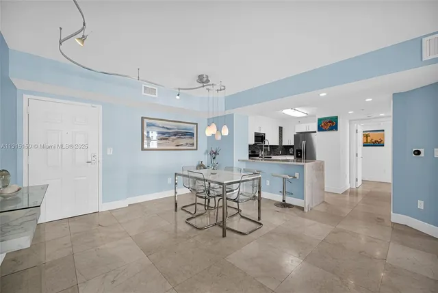 $869,000 | 1155 Brickell Bay Drive, Unit 2004, Miami, FL 33131