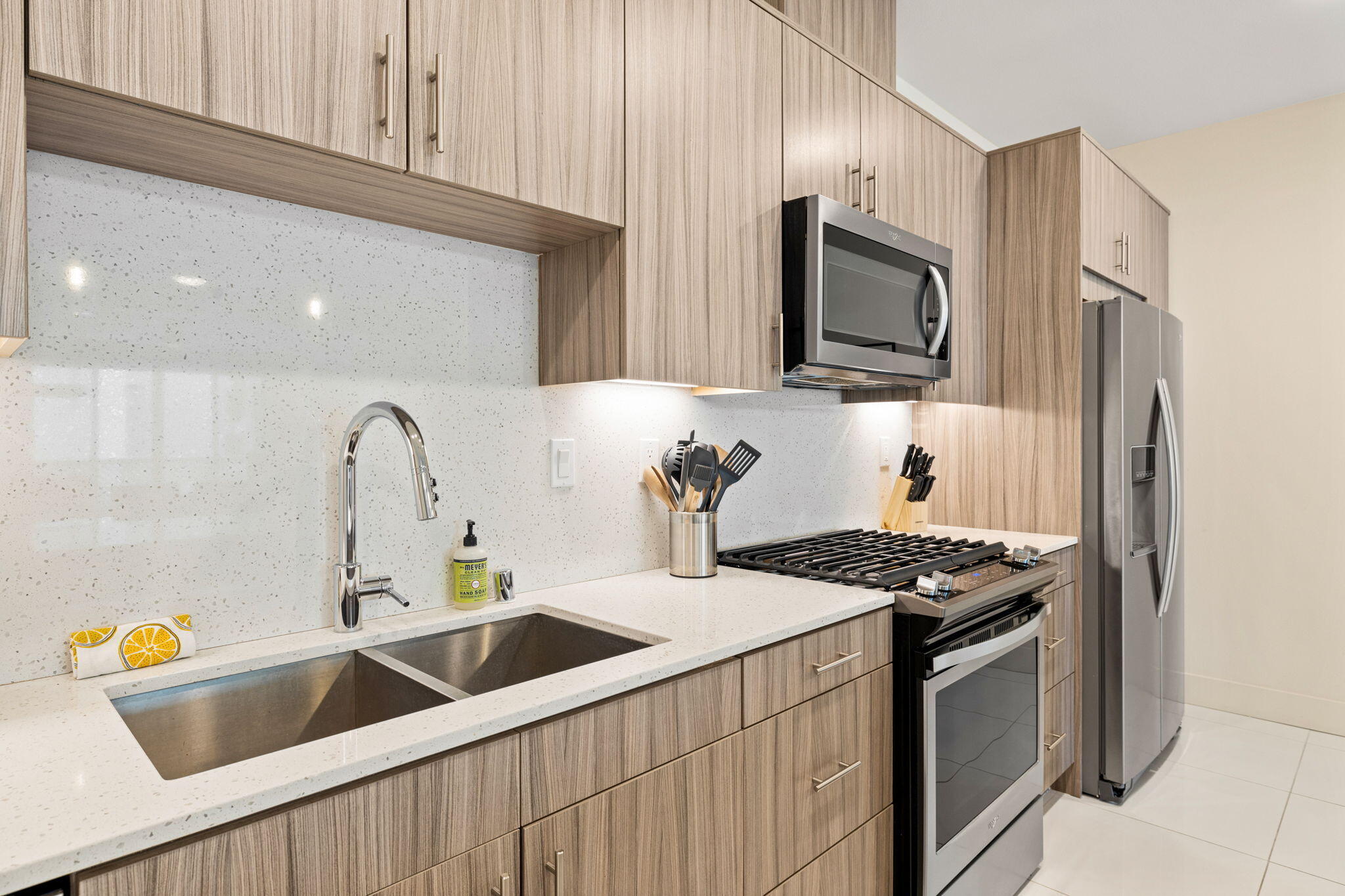 191 The River Palm Springs, CA 92262 - Photo 11 of 39 a kitchen that has a sink and a stove