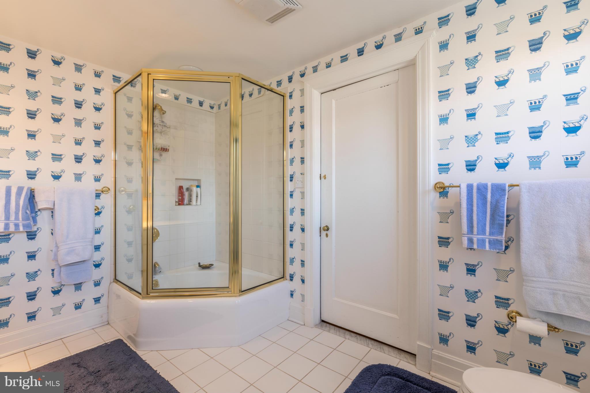 305 East Highfield Road Baltimore, MD 21218 - Photo 21 of 30 Bath (Master)