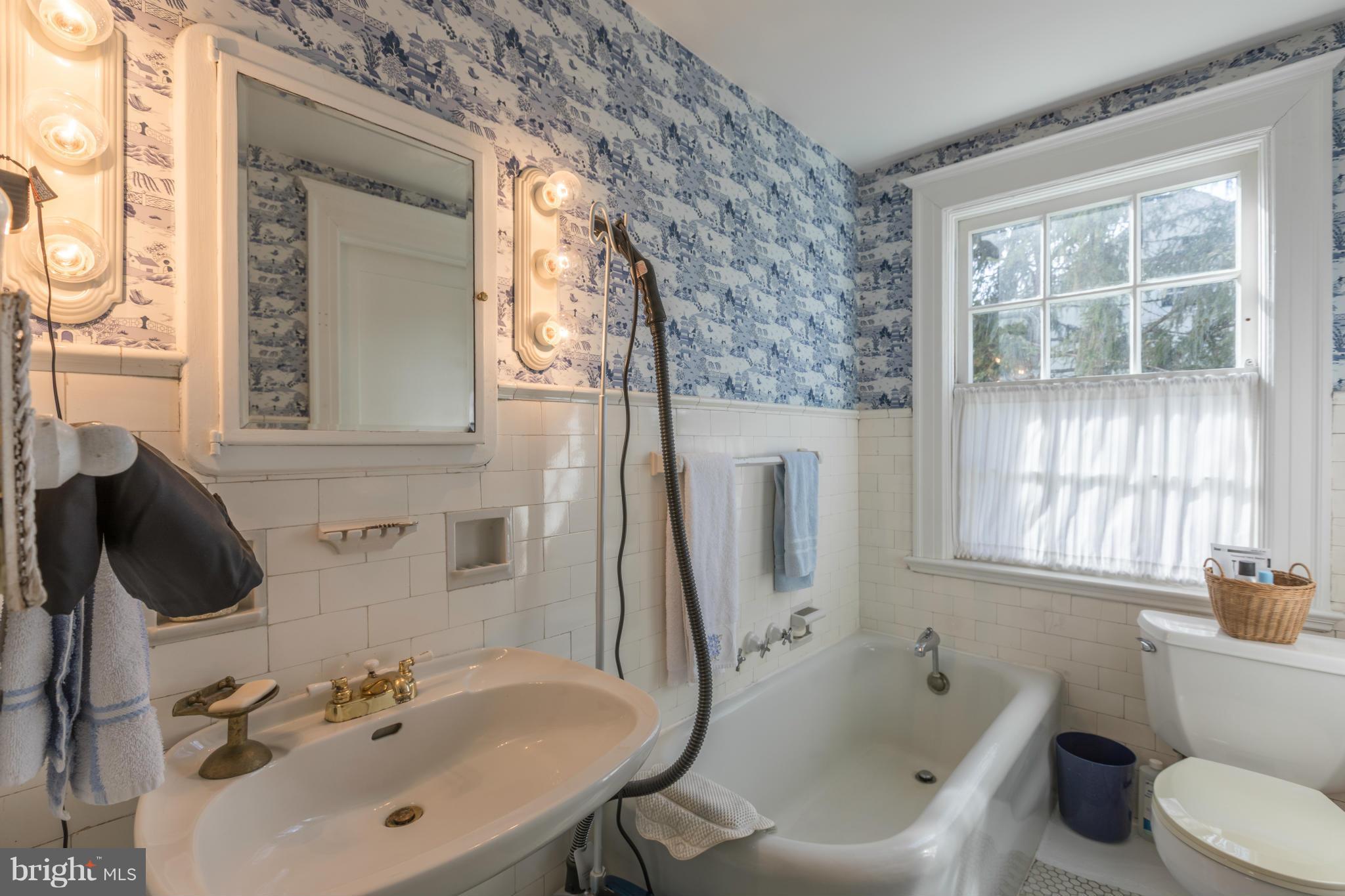 305 East Highfield Road Baltimore, MD 21218 - Photo 24 of 30 Full Bathroom-Hall