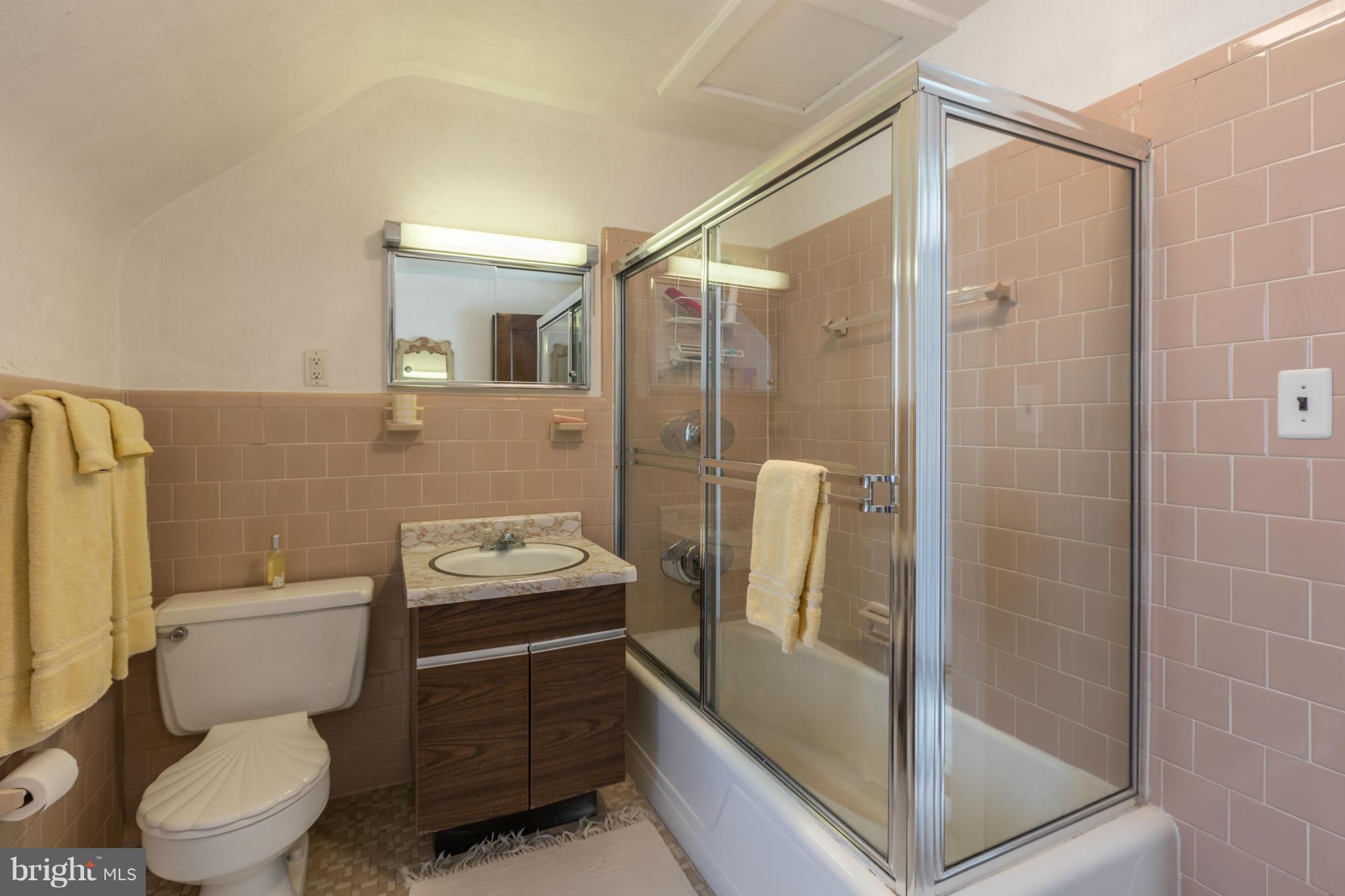 305 East Highfield Road Baltimore, MD 21218 - Photo 27 of 30 Full Bathroom-3rd Flr